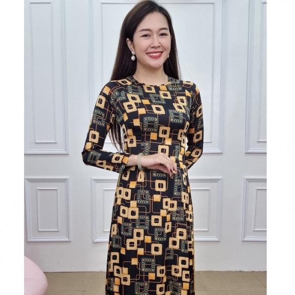 A1206 áo dài lụa pháp cổ khít tay dài nền đen ô vuông vàng (KHÔNG GỒM QUẦN)