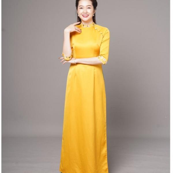 A1609 &aacute;o d&agrave;i lụa t&acirc;y thi cổ cao nền v&agrave;ng đậm, đ&iacute;nh c&uacute;c 1 b&ecirc;n ngực (KH&Ocirc;NG GỒM QUẦN)