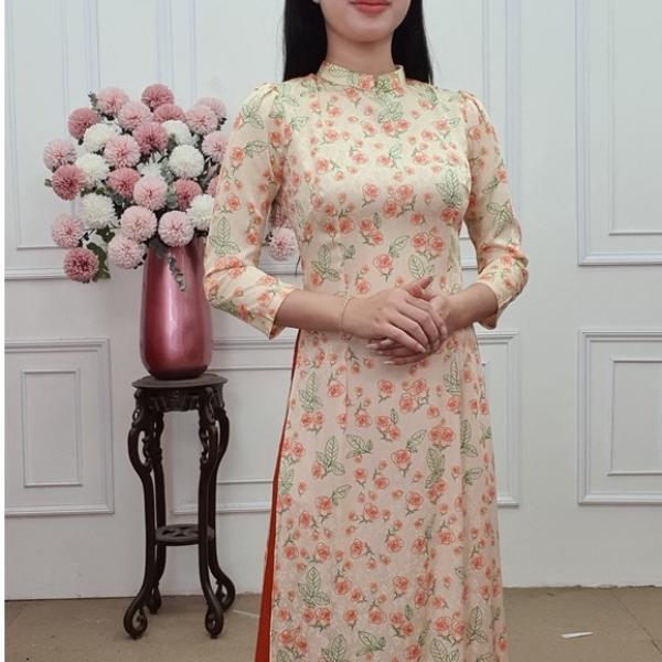 A2283 &aacute;o d&agrave;i gấm cổ 2p tay bồng nền v&agrave;ng nhạt hoa h&ocirc;ng vẽ cam (KH&Ocirc;NG GỒM QUẦN)