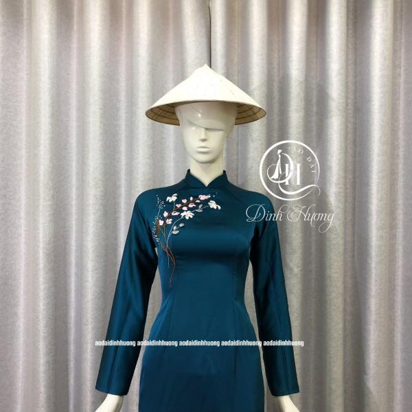 &Aacute;o d&agrave;i th&ecirc;u tay Đinh Hương lụa nữ ho&agrave;ng xanh cổ vịt th&ecirc;u hoa ruy băng
