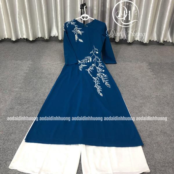 &Aacute;o d&agrave;i trung ni&ecirc;n Đinh Hương lụa mỹ cổ vịt 2 t&agrave; đ&iacute;nh kết họa tiết trắng bạc