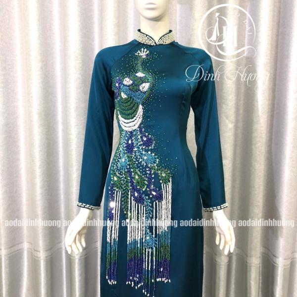 &Aacute;o d&agrave;i trung ni&ecirc;n Đinh Hương lụa nữ ho&agrave;ng 2 t&agrave; đ&iacute;nh kết họa tiết con c&ocirc;ng