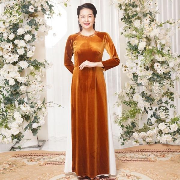 Nhung 36 &aacute;o d&agrave;i nhung kh&iacute;t d&agrave;i nền v&agrave;ng n&acirc;u trơn cổ kết đ&aacute; (KH&Ocirc;NG GỒM QUẦN)