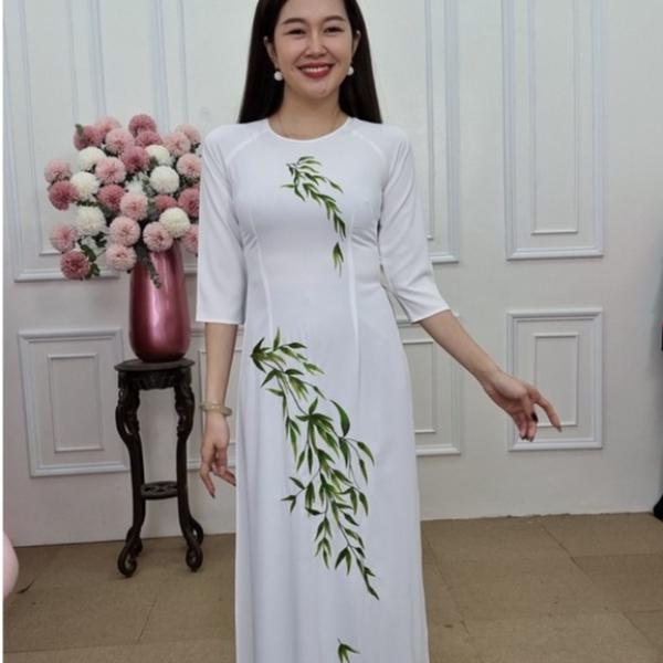 T203 &aacute;o d&agrave;i lụa mỹ kh&iacute;t lỡ nền trắng th&ecirc;u l&aacute; tre xanh (KH&Ocirc;NG GỒM QUẦN)