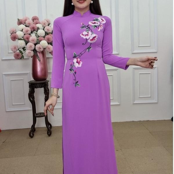 T225 &aacute;o d&agrave;i lụa mỹ cổ cao tay d&agrave;i nền t&iacute;m c&agrave; hoa thường xu&acirc;n trắng hồng (KH&Ocirc;NG GỒM QUẦN)