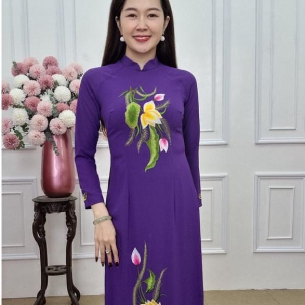 Tặng 208 &aacute;o d&agrave;i chiffon t&iacute;m huế cổ cao hoa sen v&agrave;ng l&aacute; măng (KH&Ocirc;NG GỒM QUẦN)